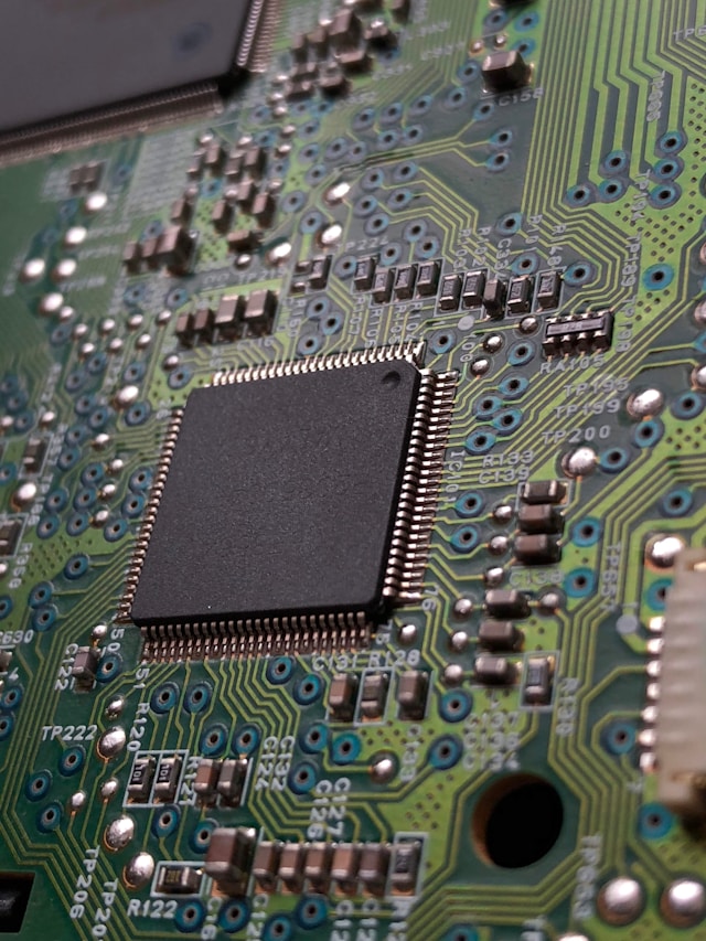 Микросхема в корпусе SOIC Микросхема в корпусе SOIC