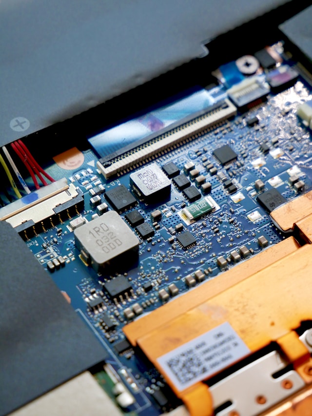 Различные виды SMD-компонентов на печатной плате Различные виды SMD-компонентов на печатной плате